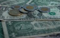 El dólar se debilita y el oro brilla, EU en la mira