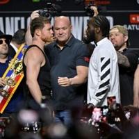 Alvarez, Crawford both tip scales at 167.5 pounds for title bout