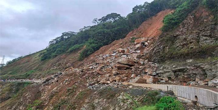 Cierre total de la vía Quibdó – La Mansa por deslizamiento de rocas