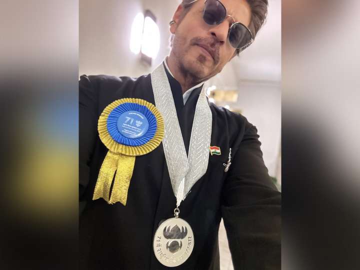 SRK flaunts National Award medal, sends special selfie to kids