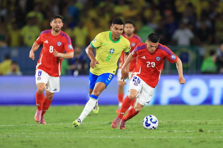 VIDEO. Escandaloso arbitraje contra Chile: el brutal pisotón de Casemiro a Felipe Loyola que no terminó en roja