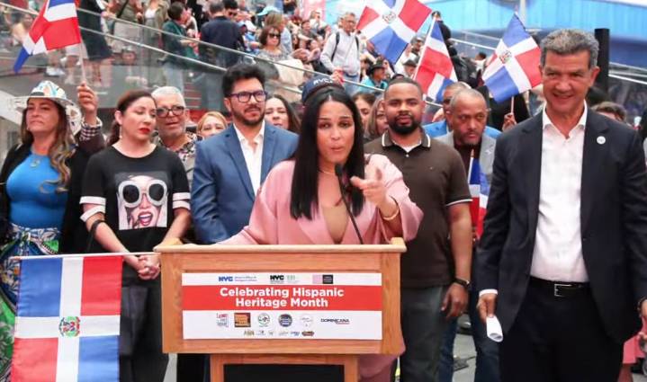 Latinos en Times Square en el Mes de la Herencia Hispana
