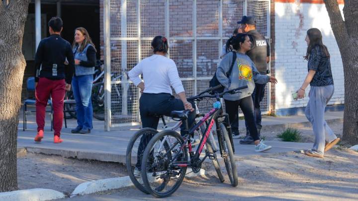 Solo asistieron 55 chicos a la escuela de La Paz donde una alumna llevó un arma, disparó y se atrincheró