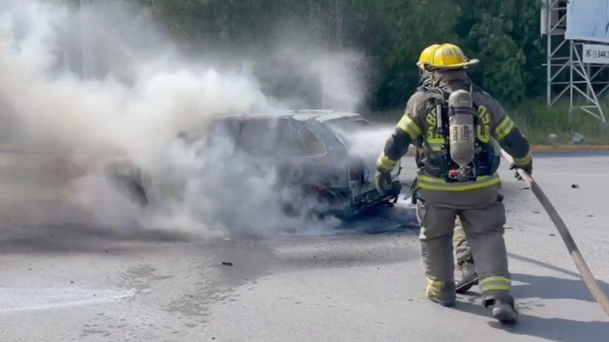 Automóvil arde en llamas cuando circulaba por calles de colonia Cumbres