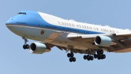Un avión de Spirit Airlines se acerca mucho al Air Force One y el controlador aéreo riñe al piloto: "Presta atención y deja el iPad"