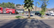 Camioneta vuelca y derriba dos postes