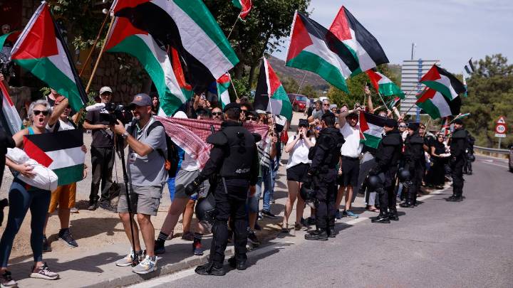 El pelotón de la Vuelta no pasa por Cercedilla por acumulación de manifestantes propalestinos