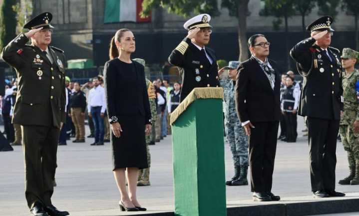 Sheinbaum encabeza izamiento de bandera en memoria de víctimas de sismos