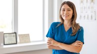 ¿Es auxiliar de enfermería? Hay miles de vacantes activas en todo el país