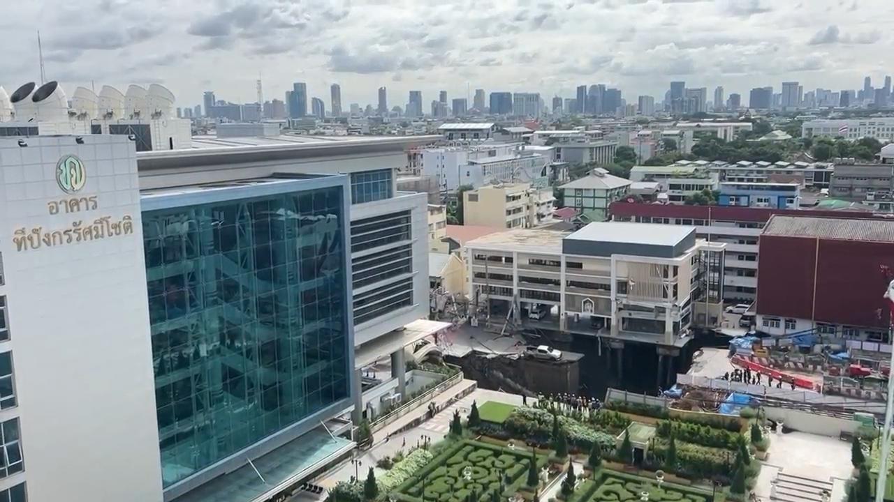 Giant sinkhole opens up in Bangkok street