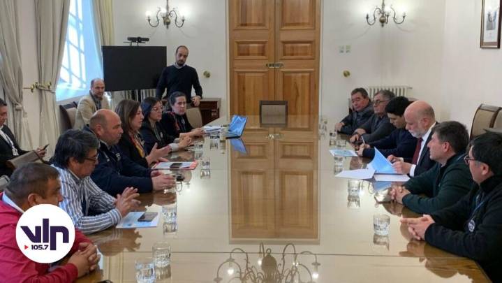 Senadora Vodanovic junto a familiares de tripulantes del "Bruma" se reúnen con el ministro Elizalde
