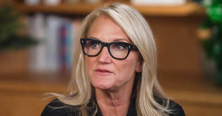 Mel Robbins calls herself the 'villain' of her own story and shares lessons from 'rock bottom'