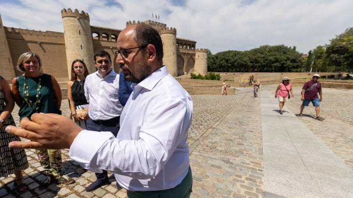 El presidente del PAR se lleva un buen susto al ser pillado por una vaquilla en su pueblo