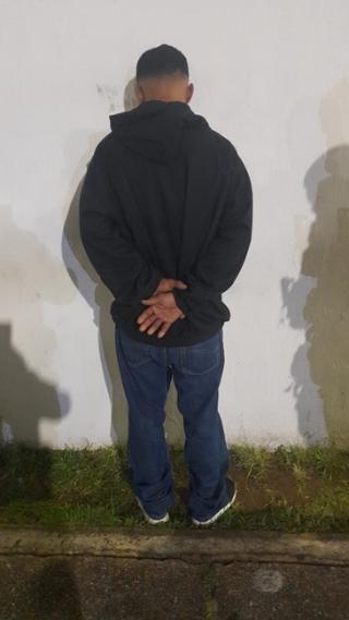 Detienen a hombre buscado por robo y delitos contra la salud