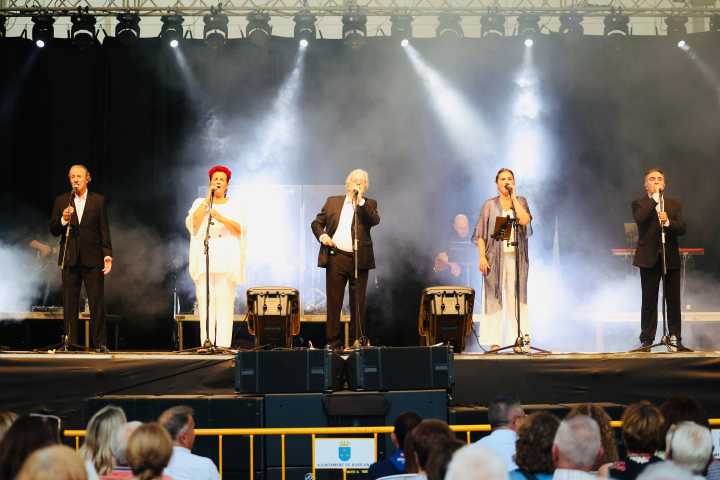 Burriana se llena de emoción y nostalgia con la actuación de Mocedades