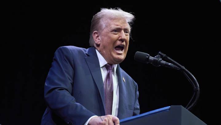 Expertos alertan sobre “abuso de poder” de Trump tras amenaza de enviar tropas a Chicago