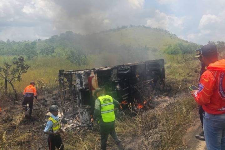 Nueve personas mueren calcinadas y al menos 20 heridas al incendiarse autobús en Bolívar