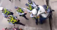 Video: Agentes de tránsito golpean a motociclista en pleno operativo