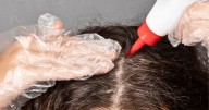 Cómo oscurecer las canas y recuperar el color del cabello: este es el remedio casero fácil de preparar que devuelve el tono