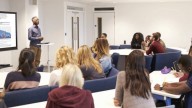 En Colombia, jóvenes sin título de bachiller consiguen más empleo que los profesionales, contrario a lo que sucede en países OCDE