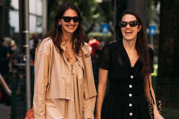 Hay dos vestidos de Zara de los que las estilistas no dejan de hablar esta semana: del midi ideal para la oficina al corto con efecto ante