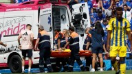 Una ambulancia se lleva a Nacho Vidal tras un choque de cabezas en el Getafe
