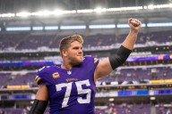 Deadspin | Report: Vikings RT Brian O'Neill suffers sprained MCL