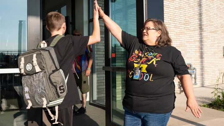 How are Eugene, Springfield schools handling the cell phone ban?