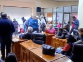 Tomaron el Concejo Deliberante de Rawson por un aumento de luz: gritos, empujones y una vecina evacuada por la ventana