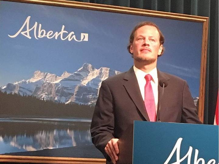 'No longer an outlier': Alberta lags behind on minimum wage