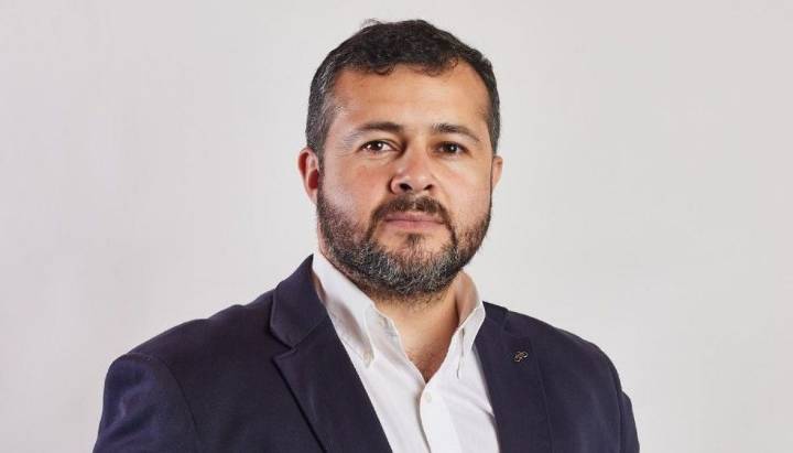 Funcionario muerde la oreja del alcalde de Melipeuco durante celebración de Fiestas Patrias: autoridad fue sometido a una intervención quirúrgica