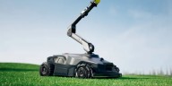 Este robot no solo corta el césped, también recoge frutas y juega con los perros