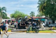 Se vuelca camión de pasajeros en la avenida Medina Ascensio; varios lesionados