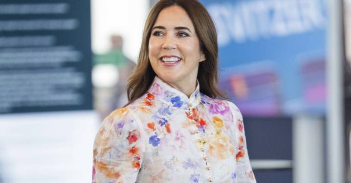 Queen Mary borrows blouse from daughter as she makes clever wardrobe swap