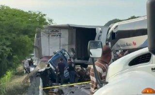 Autobús se impacta contra tráiler en la Tepic-Mazatlán: Dos pierden la vida y más de 20 lesionados
