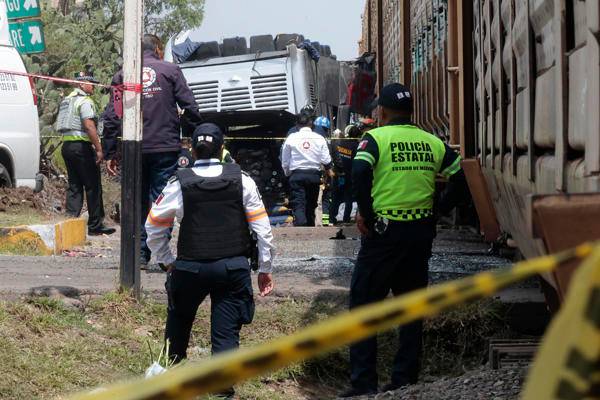 Suben a diez los muertos por el impacto de un tren con autobús en el Estado de México