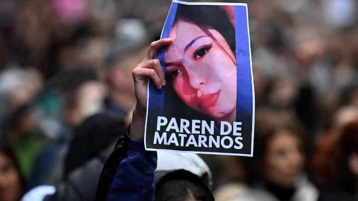Brutal asesinato de tres mujeres en Argentina: se encienden las protestas y la Policía culpa a una banda de narcotraficantes