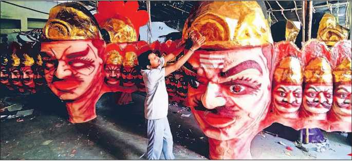 Giants rise in Nagpur: Artisans race against time to build 60