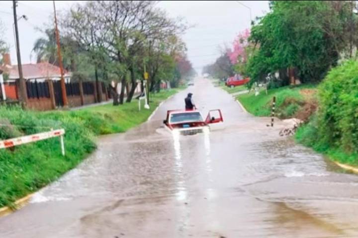 Video: una camioneta quedó atrapada en badén de Chajarí tras intensas lluvias