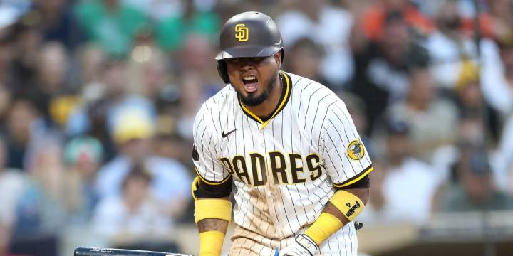 Luis Arráez does push-ups during Padres game against Orioles