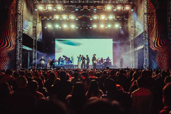 EMIL cautiva México y sorprende en el escenario junto a Piso 21
