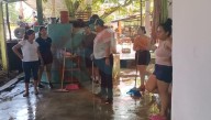 Familia queda atrapada por tromba en Huejutla; esperan apoyo de autoridades