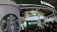 Starbucks despedirá a casi mil empleados y cerrará tiendas por reestructuración