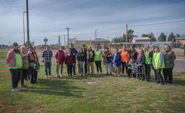 Integrantes de la colonia recreativa de personas mayores plantaron árboles en el Luis Vernet