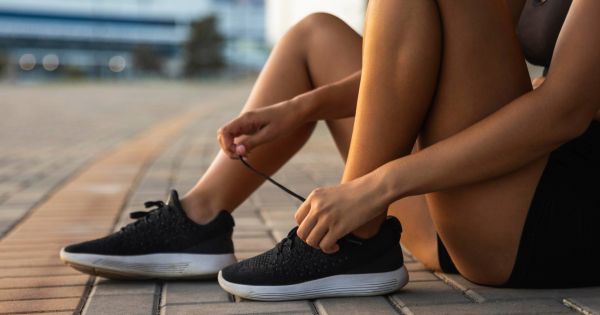 Se despiden las zapatillas: la nueva tendencia de calzado para esta primavera 2025