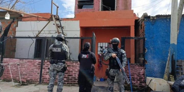 Detuvieron a tres personas en Rosario con cerca de 800 dosis de droga listas para vender