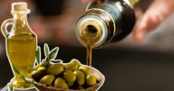 Así debes guardar tu aceite de oliva en casa para mantener sus propiedades saludables