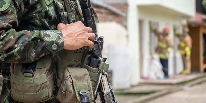 Defensoría del Pueblo pidió al Gobierno detener diálogos de paz con disidencias de la Segunda Marquetalia tras ataque a soldados con gasolina