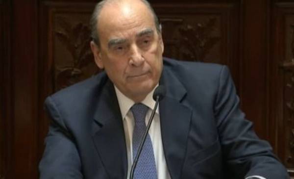 Francos criticó decisiones económicas del Gobierno y reconoció "soberbia"