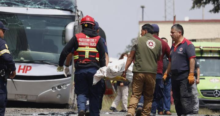 Tren de carga embiste autobús que cruzaba las vías en centro de México. Hay 10 muertos y 55 heridos